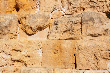 Mur de pierre ocre jaune