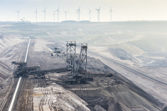 Germany, North Rhine-Westphalia, Grevenbroich, Garzweiler surface mine, Stacker and conveyor belt, wind wheels in the background