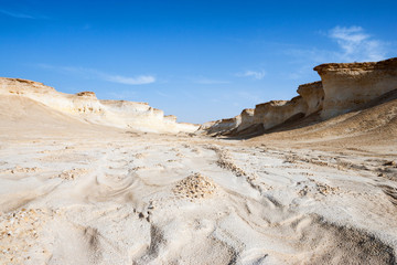 Fototapeta na wymiar Qatar, Ras Abrouq, the large desertic area with the picturesqe limestone