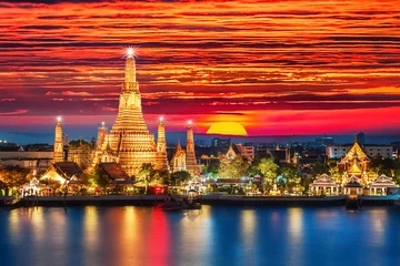 Poster de jardin Bangkok Temple de vue nocturne de Wat Arun à Bangkok, Thaïlande.