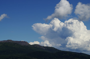積乱雲と夏の山