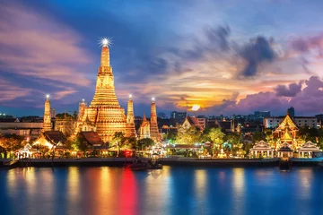 Papier Peint photo Monument historique Temple de vue nocturne de Wat Arun à Bangkok, Thaïlande.