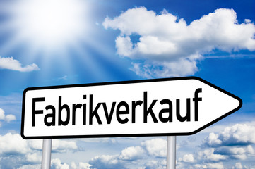Schild mit Wegweiser und Fabrikverkauf