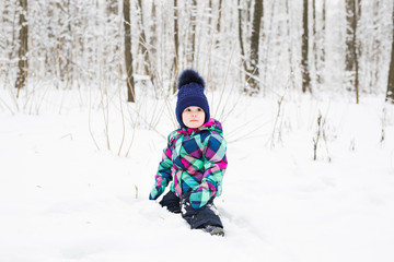 Fototapeta na wymiar Small girl playing with snow