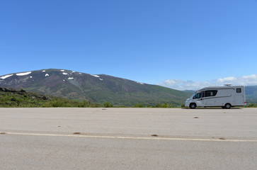 Fototapeta na wymiar Reisemobil in der Sierra Cordel bei Abiada Kantabrien