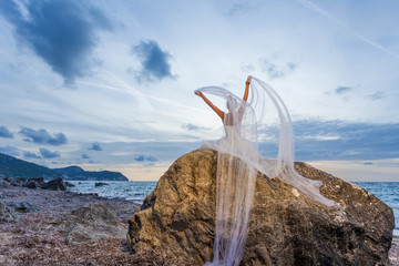 Fototapeta na wymiar Beautiful Bride on the beach