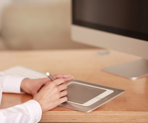 Frauenhand zeichnet am Tablet