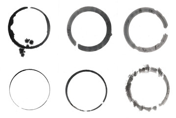 Abdruck Ringe Kreise aus Tusche/Tinte: Erzeugt durch Tusche auf Papier. Als Freisteller auf Weiß....