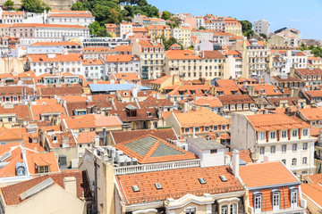 Fototapeta na wymiar old town lisbon and Castelo de Sao Jorge