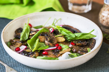 Mushroom with Spinach and Pomegranate salad