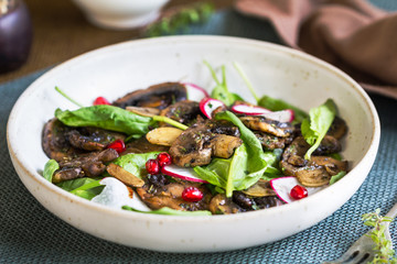 Mushroom with Spinach and Pomegranate salad