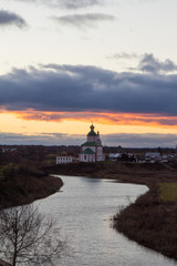 Вид реки Каменка и церкви во время заката поздней осенью. Суздаль. Россия.