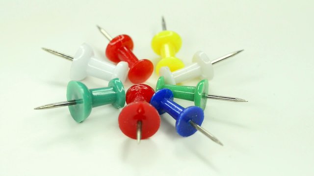 Bunte Pins auf Drehteller