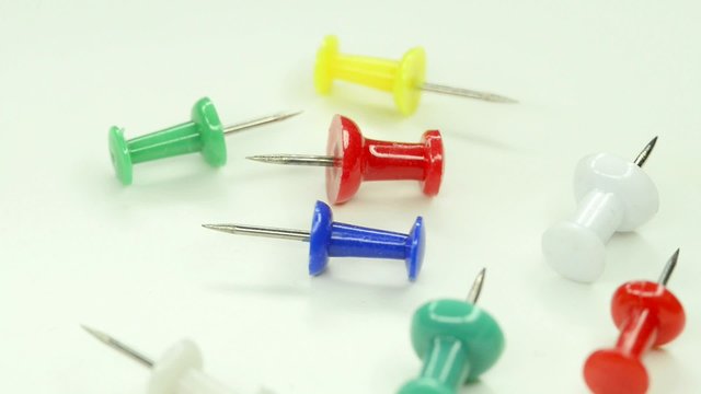 Bunte Pins auf Drehteller