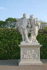 Obraz premium VIENNA, AUSTRIA - APRIL 22, 2010: Statues in Belvedere Palace garden in Vienna, Austria