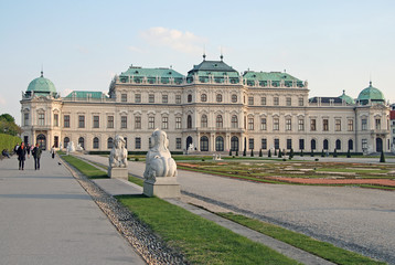Obraz premium VIENNA, AUSTRIA - APRIL 22, 2010: Belvedere Palace and the palace garden in Vienna, Austria