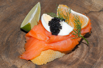 Baguette, geräuchertes Lachsfilet, Gemüse