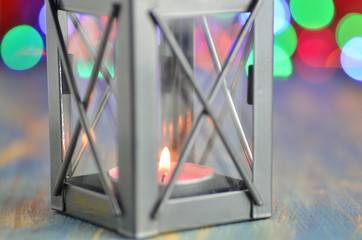 bożonarodzeniowy lampion na tle magicznego bokeh © Darios