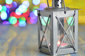 bożonarodzeniowy lampion na tle magicznego bokeh