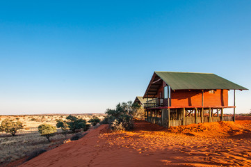 Lodge in der Kalahari bei Sonnenuntergang, Namibia