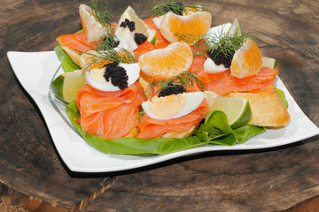 Baguette, geräuchertes Lachsfilet, Salat, Ei, Dill, Orange, Kavi