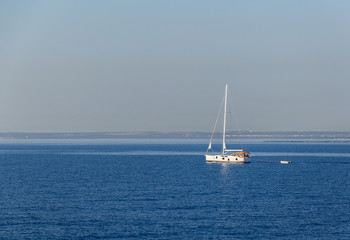 Obraz premium Segelboot vor der Küste