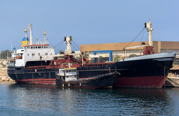 Fototapeta premium Tanker im Hafen