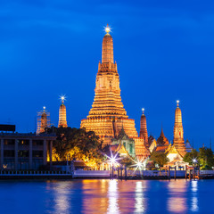 Fototapeta premium Wat arun o zmierzchu, Bangkok, Tajlandia.