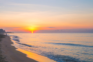 Obraz premium Beautiful sunrise and colorful sky at Rayong, Thailand