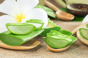 Fototapeta na wymiar Aloe vera use in spa for skin care