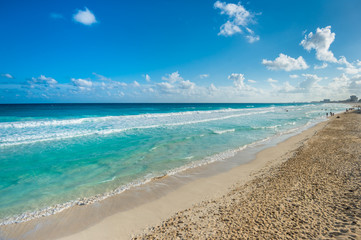 Fototapeta na wymiar Perfect sandy Caribbean beach with blue water to the horizon in Cancun, Mexico