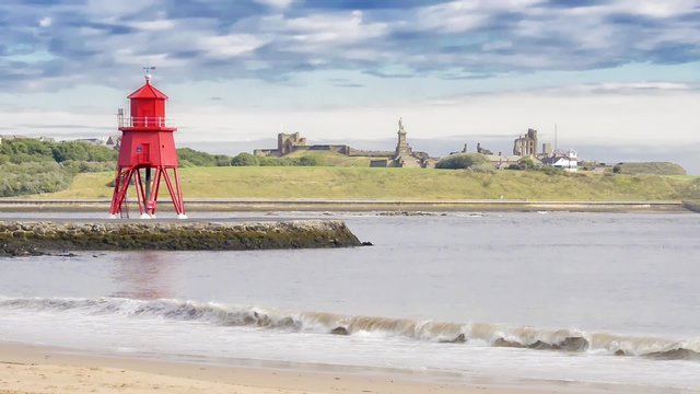 roter Leuchtturm an der Hafeneinfahrt von Newcastle Tyneside bei Sonnenaufgang
