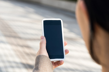 スマートフォンを見る女性