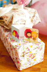 Fototapeta na wymiar Запакованные подарки на день рождения ребенка и открытки