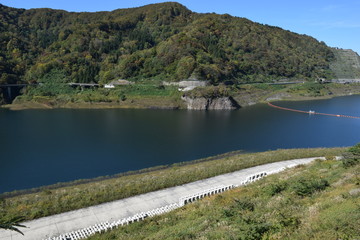 Obraz premium ダム湖百選・寒河江ダムと月山湖／山形県西川町にある、県内最大のダムを撮影した写真です。ダムによって形成された人造湖は、月山より名を取って月山湖（がっさんこ）と命名され、財団法人ダム水源地環境整備センターが選定する、ダム湖百選に選ばれています。