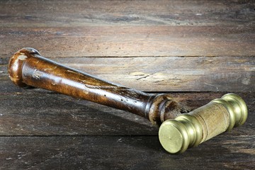 antiker Richterhammer auf Holzhintergrund