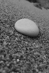 Guijarro blanco sobre la arena