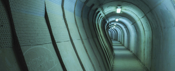 Fototapeta premium Túnel para peatones en color azul