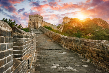 La magnifique Grande Muraille de Chine au coucher du soleil