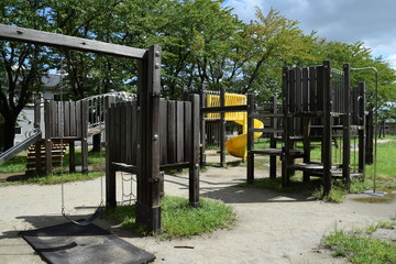木製の遊具／山形県庄内地方の総合運動公園で、木製の遊具を撮影した写真です。