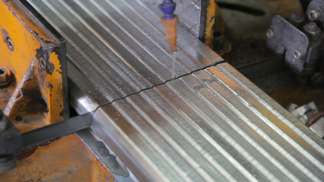 Cutting metal profiles for metal windows