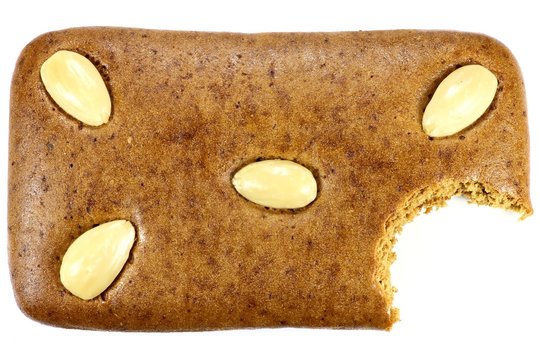 angebissener Lebkuchen isoliert auf wei&szlig;em Hintergrund