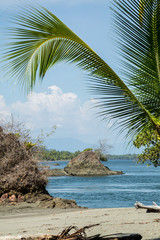 Fototapeta na wymiar ein natürlicher Strand in Costa Rica