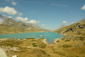 Obraz premium lago alimentato da ghiacciaio passo del bernina svizzera