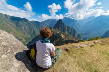 Fototapete Machu Picchu Tourist, der Machu Picchu von oben betrachtet, Peru