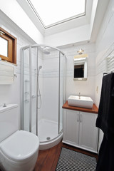petite salle de bain avec cabine de douche
