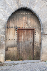 Fototapeta na wymiar Très vieille porte d'entrée, Ainsa, Aragon, Espagne, Europe