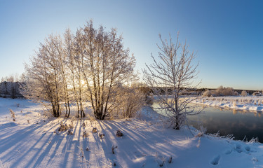 зимняя панорама морозным днем возле ручья с деревьями в снегу, Россия, Урал   
