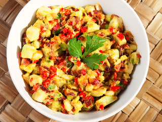 Salad with avocado and red peppers