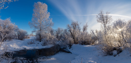 зимняя панорама морозным днем возле ручья с деревьями в снегу, Россия, Урал    © 7ynp100
